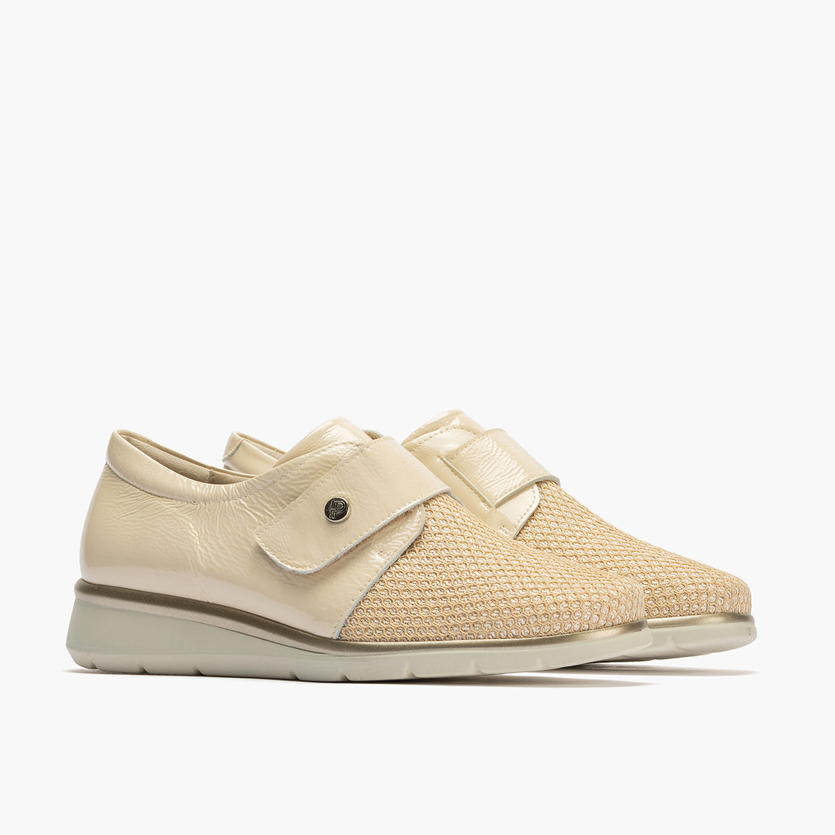 Blucher con rejilla mujer con velcro en piel charol CREMA