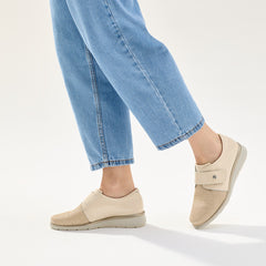 Blucher con rejilla mujer con velcro en piel charol CREMA