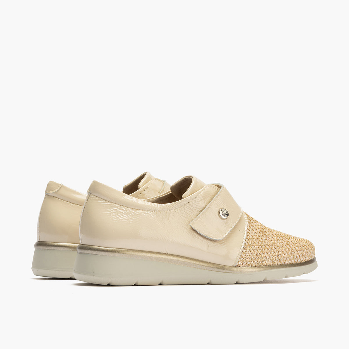Blucher con rejilla mujer con velcro en piel charol CREMA