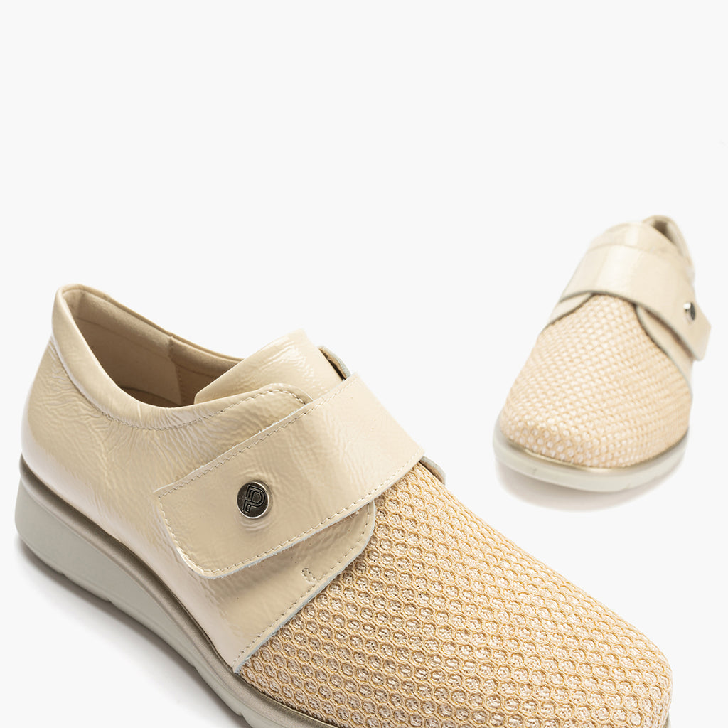 Blucher con rejilla mujer con velcro en piel charol CREMA