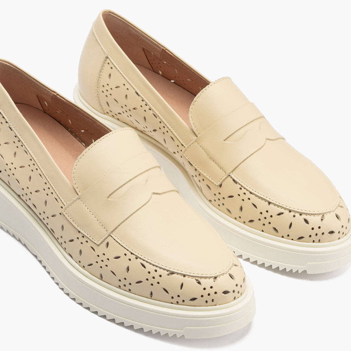 Mocasin picados mujer en piel napa CREMA