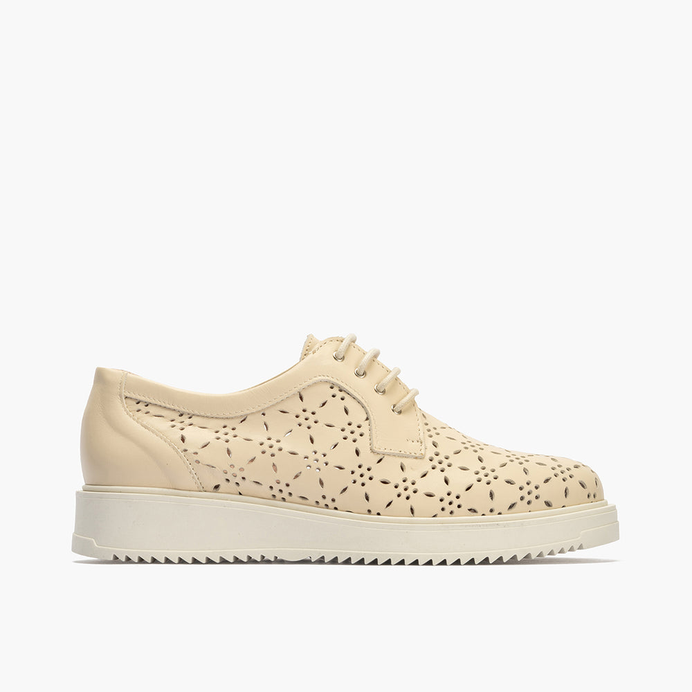 Bluche con picados mujer en piel napa CREMA