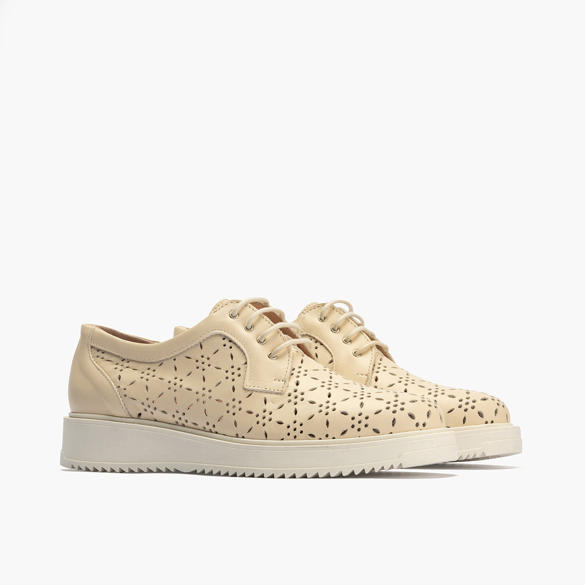 Bluche con picados mujer en piel napa CREMA