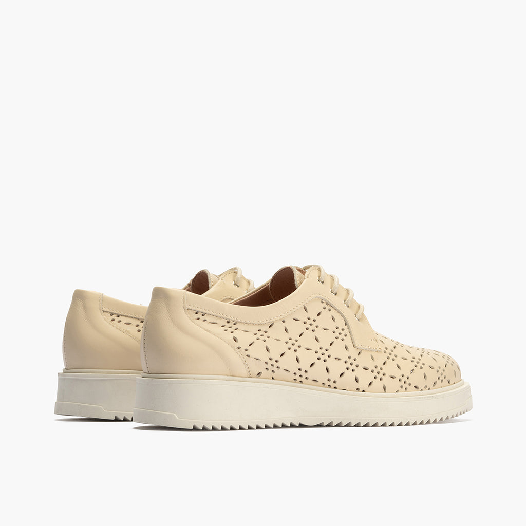 Bluche con picados mujer en piel napa CREMA
