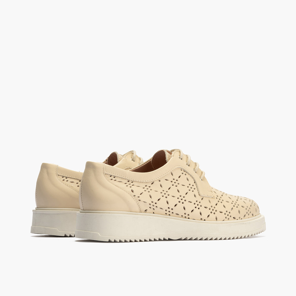 Bluche con picados mujer en piel napa CREMA
