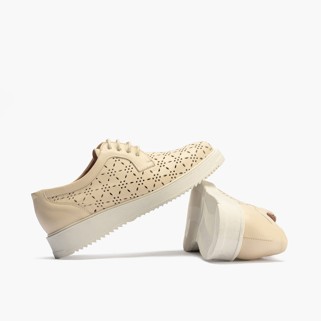 Bluche con picados mujer en piel napa CREMA