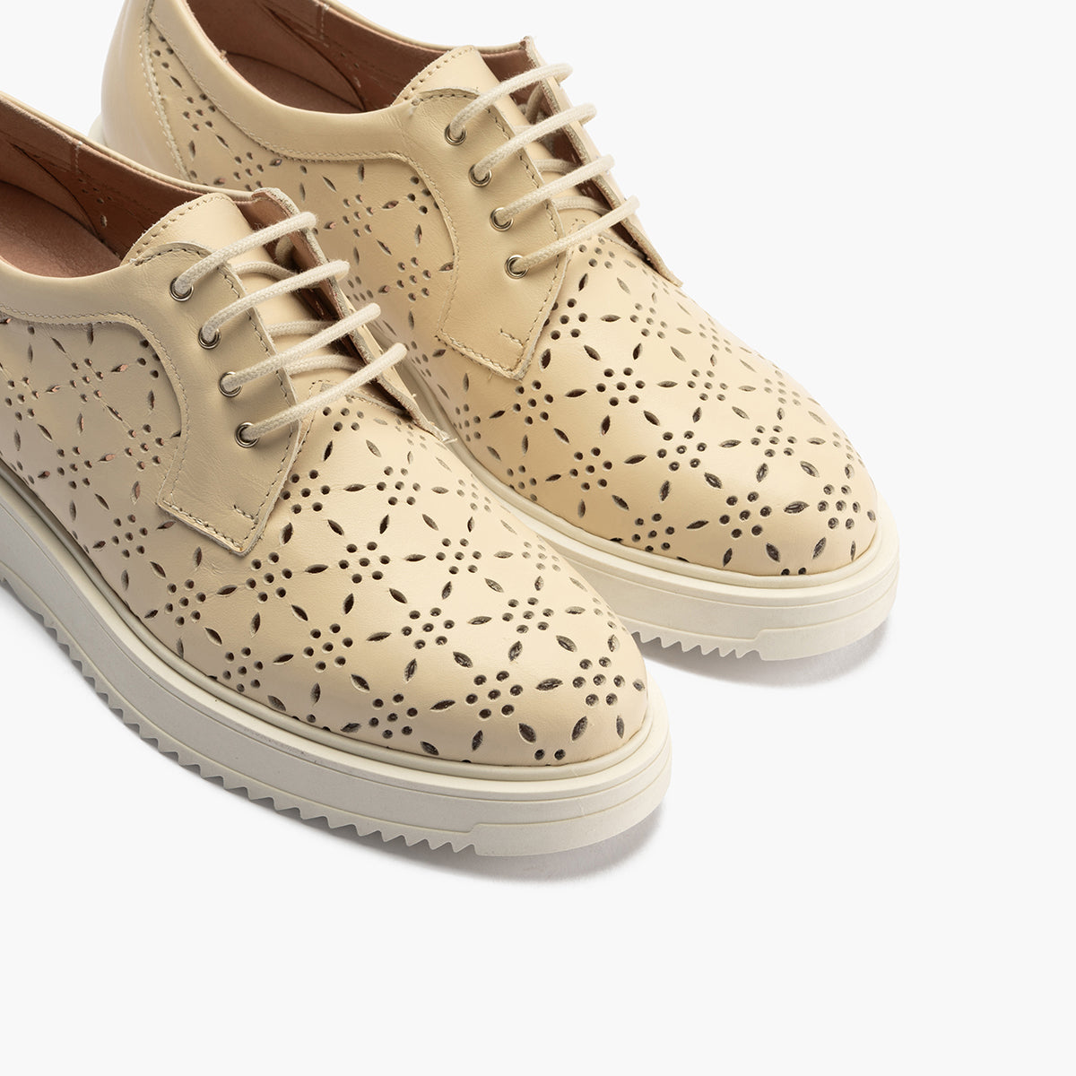 Bluche con picados mujer en piel napa CREMA