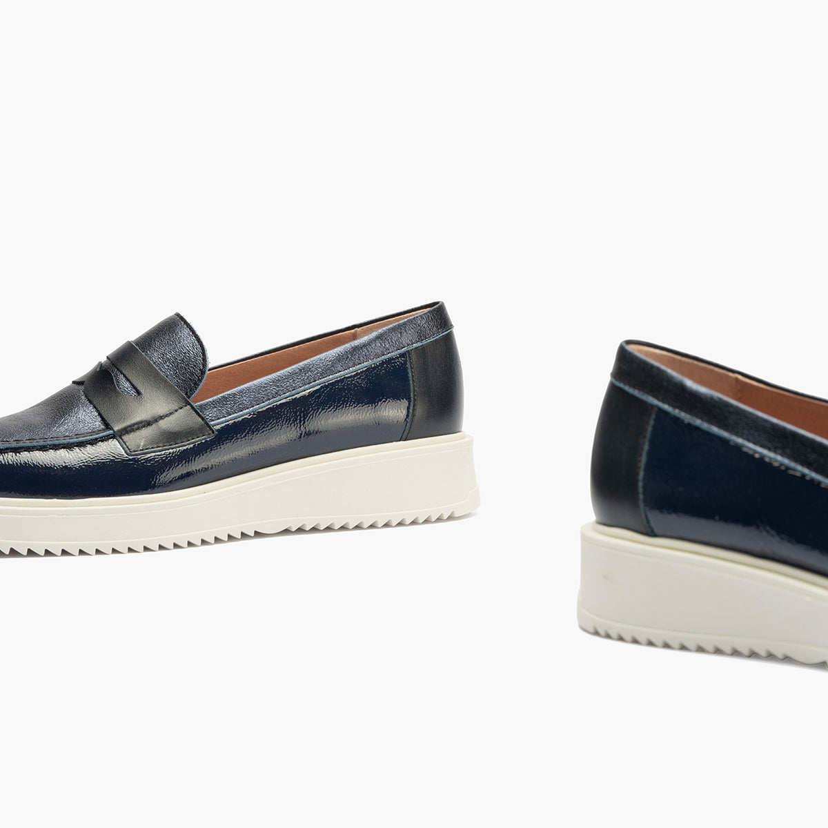 Mocasin con picados mujer en piel napa MARINO
