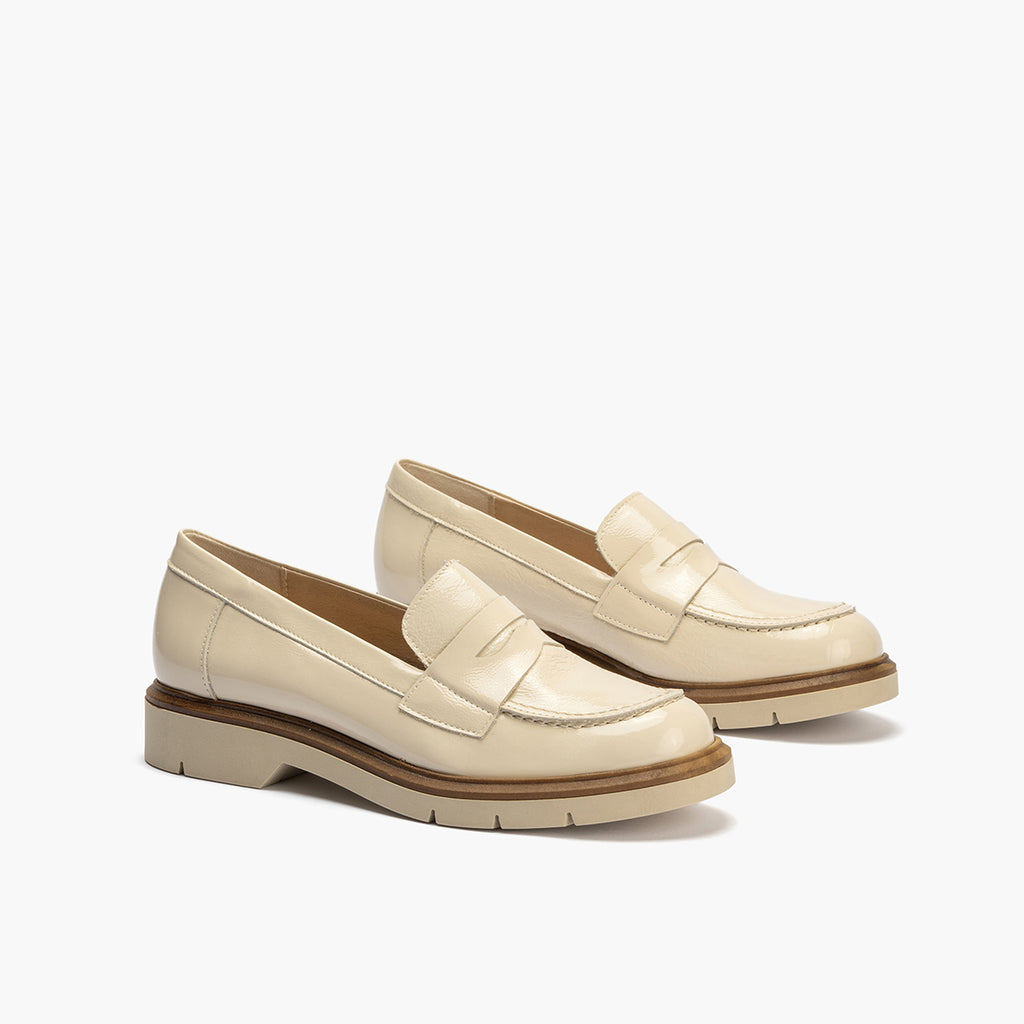 Mocasin mujer en piel charol CREMA