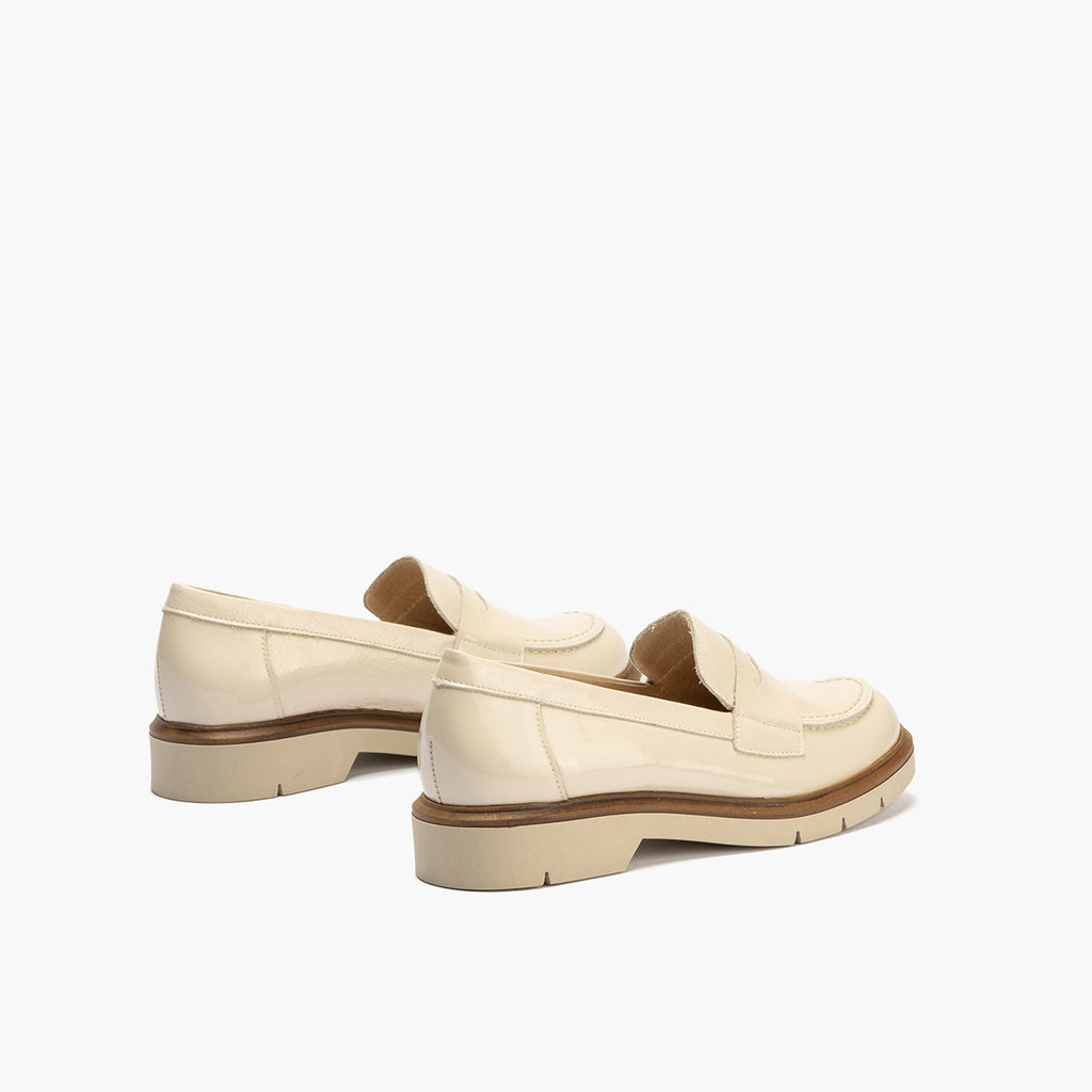 Mocasin mujer en piel charol CREMA
