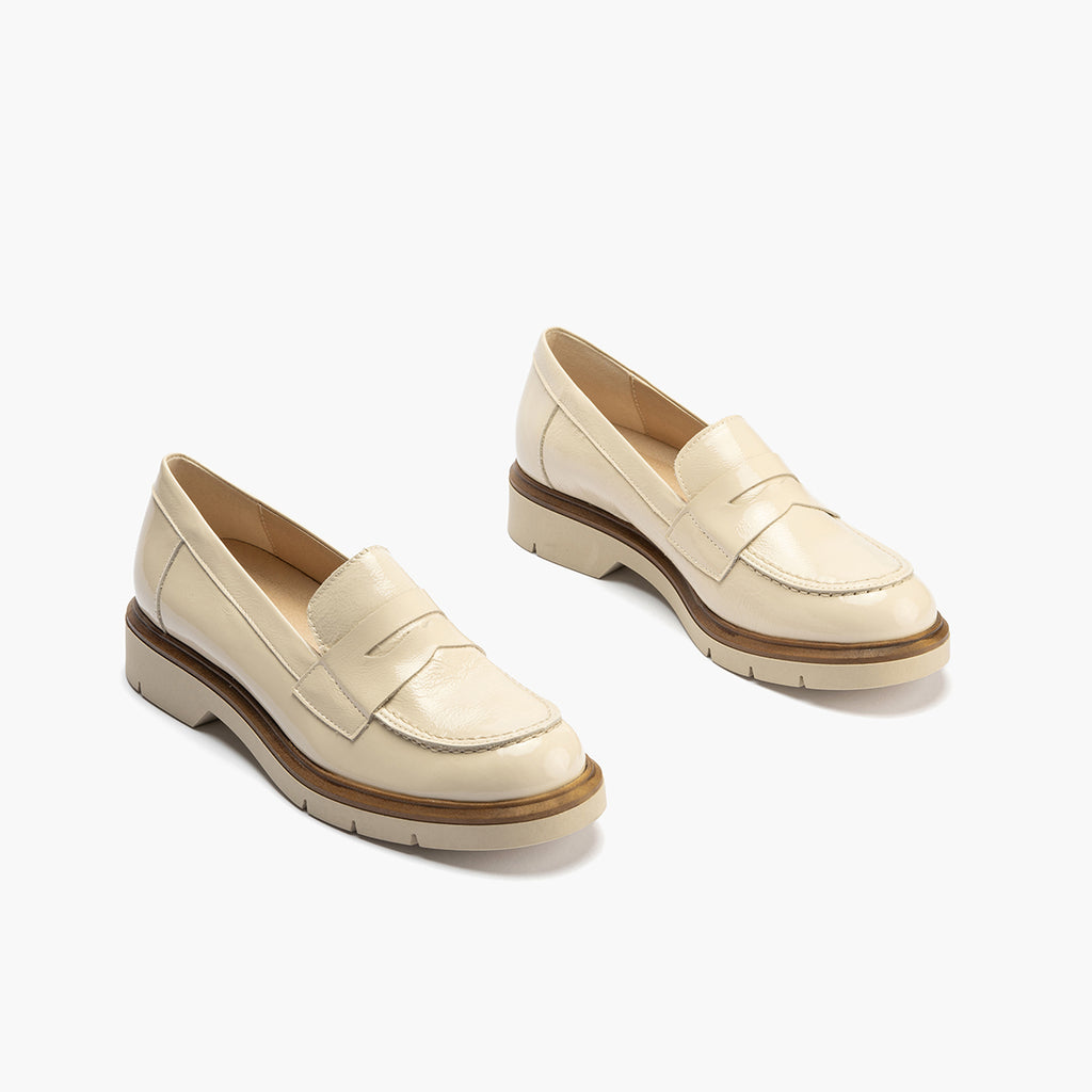 Mocasin mujer en piel charol CREMA