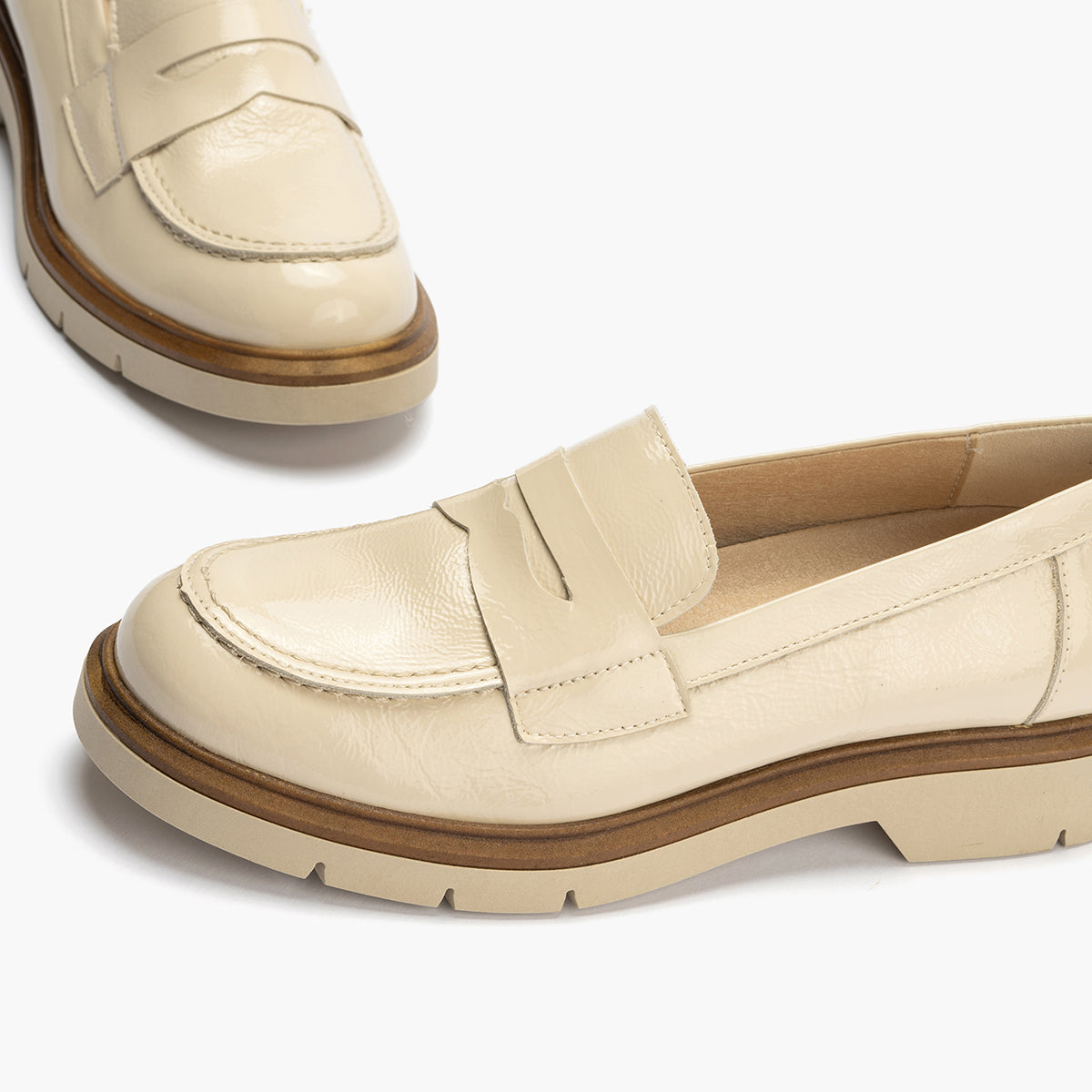 Mocasin mujer en piel charol CREMA