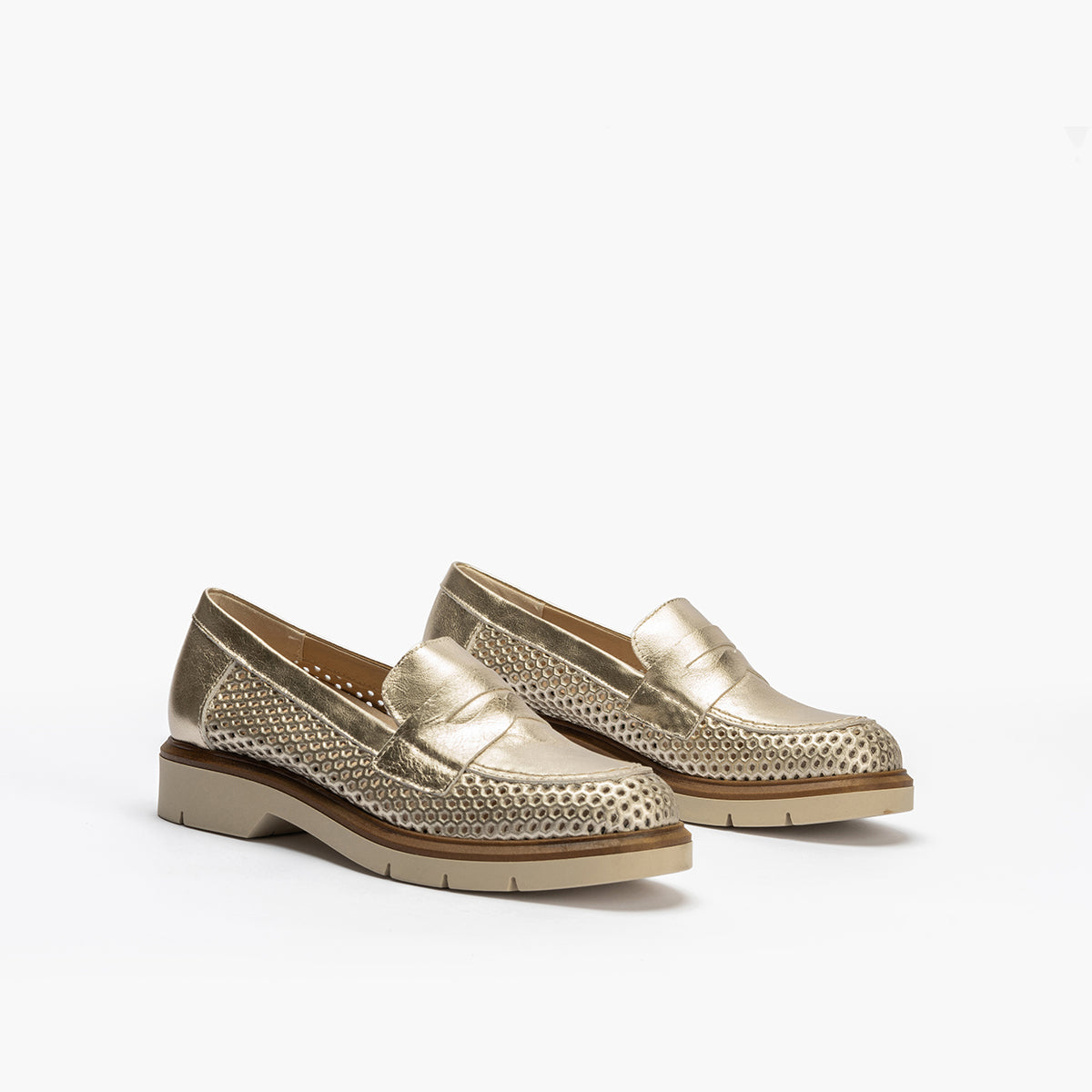 Mocasin con picados mujer en piel laminado ORO