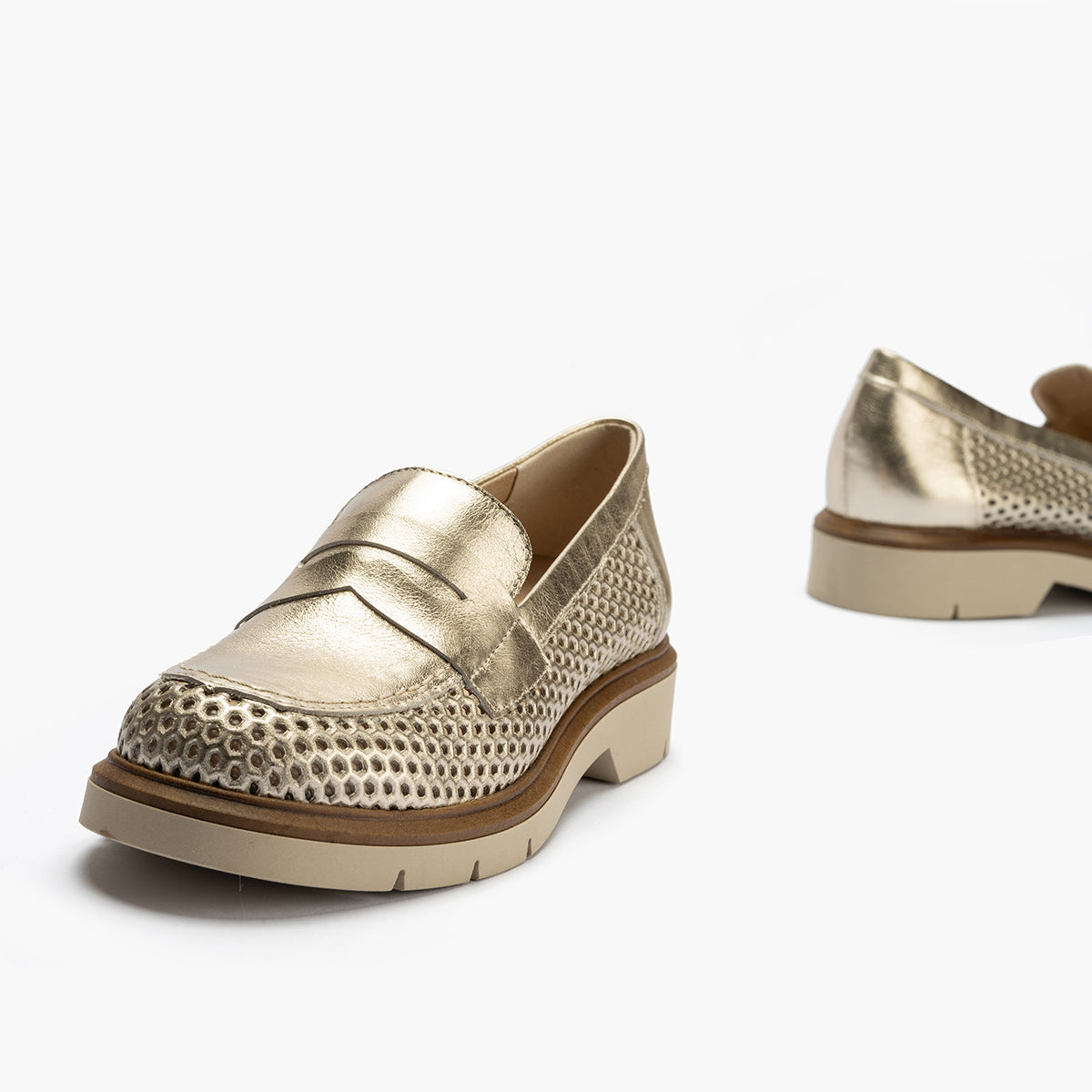 Mocasin con picados mujer en piel laminado ORO