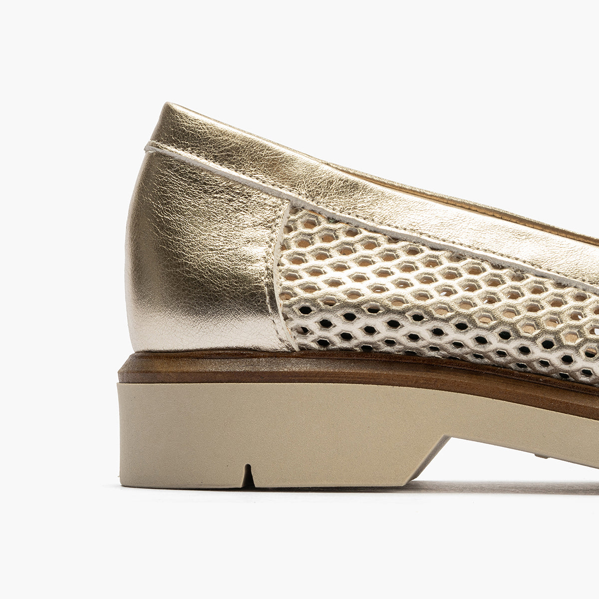 Mocasin con picados mujer en piel laminado ORO