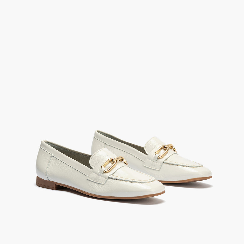 Mocasin plano con adorno metal mujer en piel charol BLANCO