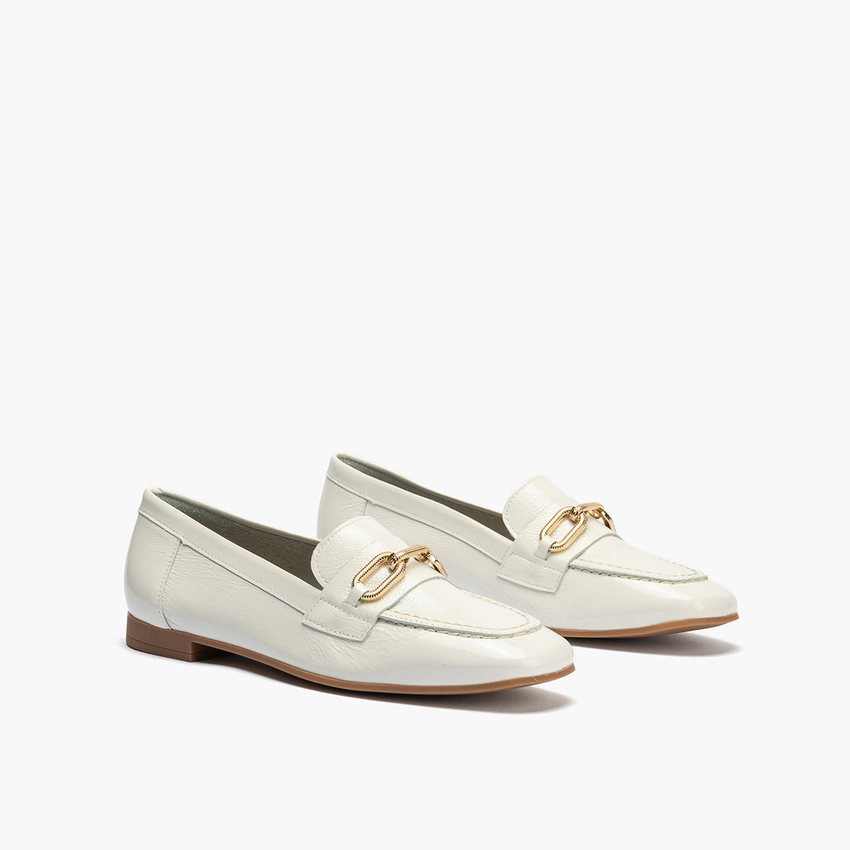 Mocasin plano con adorno metal mujer en piel charol BLANCO
