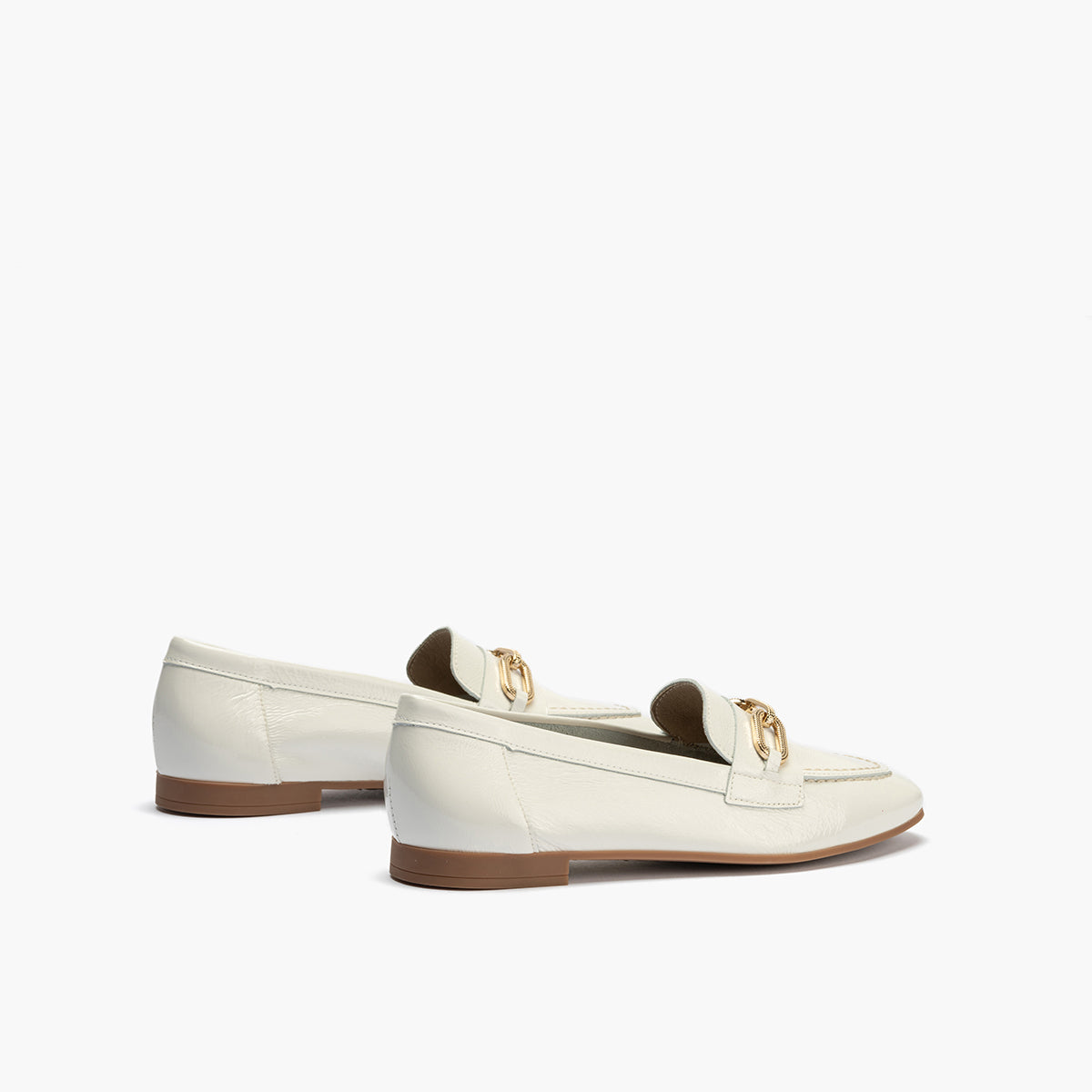 Mocasin plano con adorno metal mujer en piel charol BLANCO