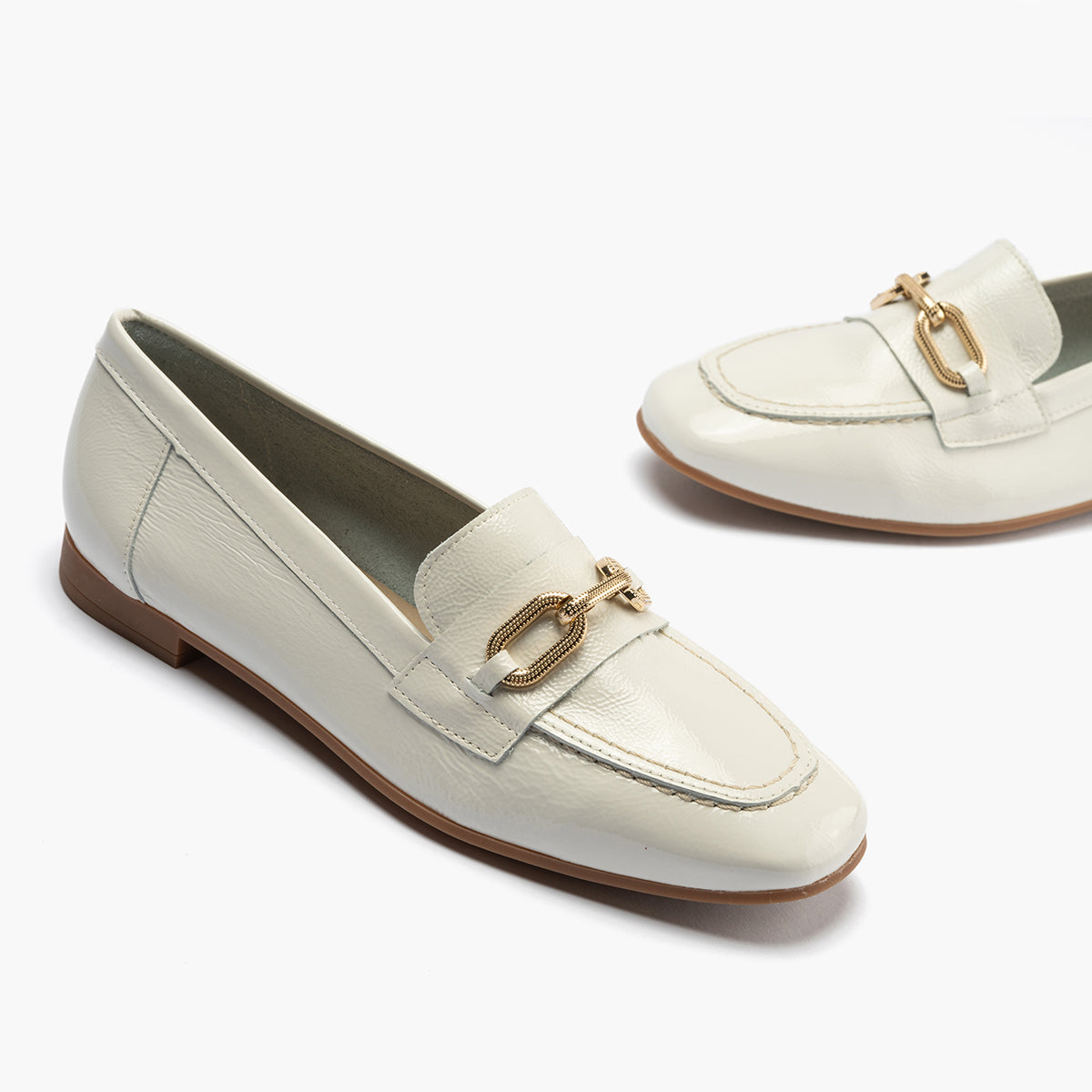 Mocasin plano con adorno metal mujer en piel charol BLANCO