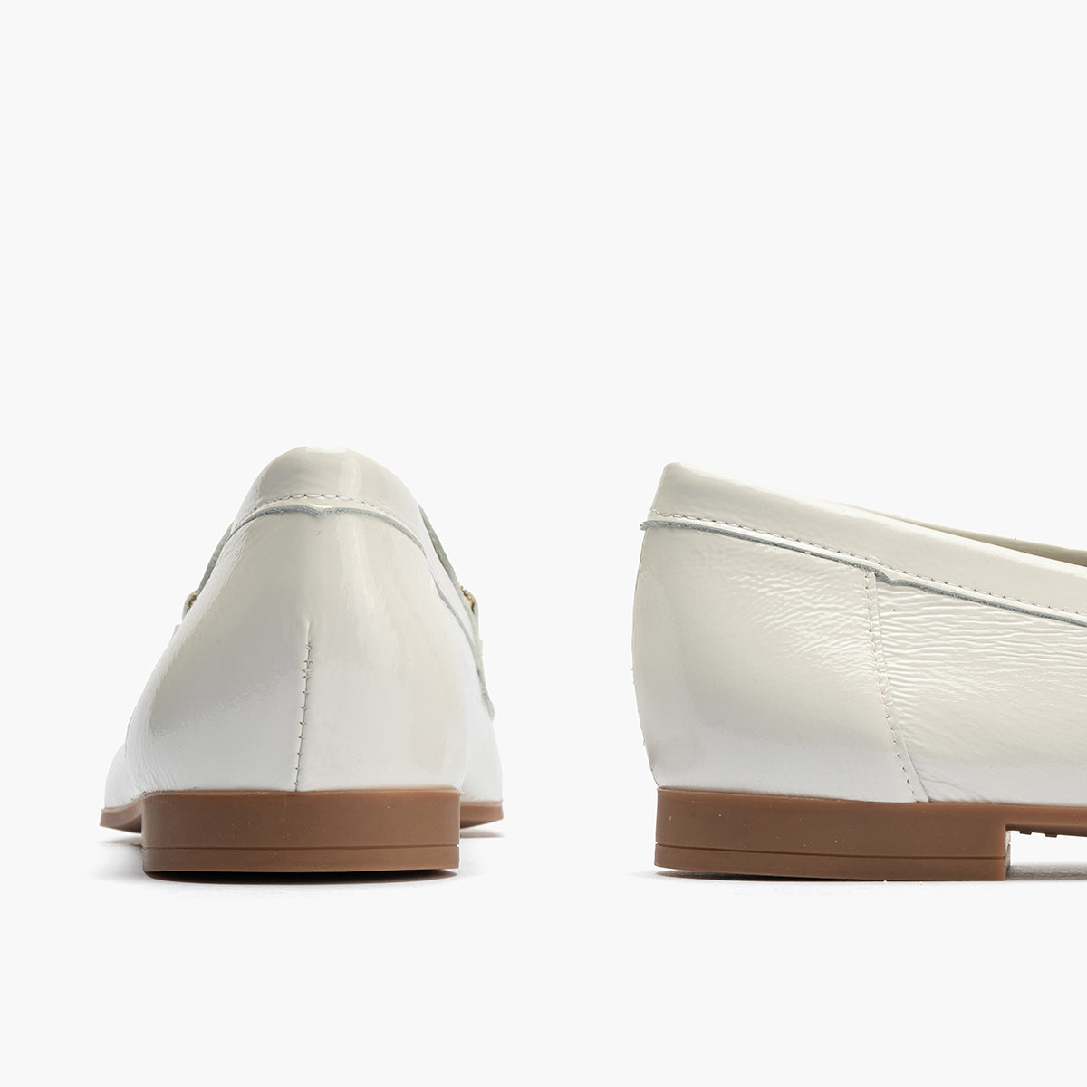 Mocasin plano con adorno metal mujer en piel charol BLANCO