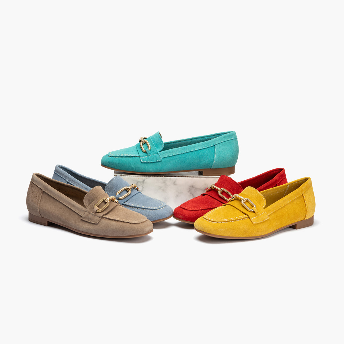 Mocasin con adorno metal mujer en serraje ROJO