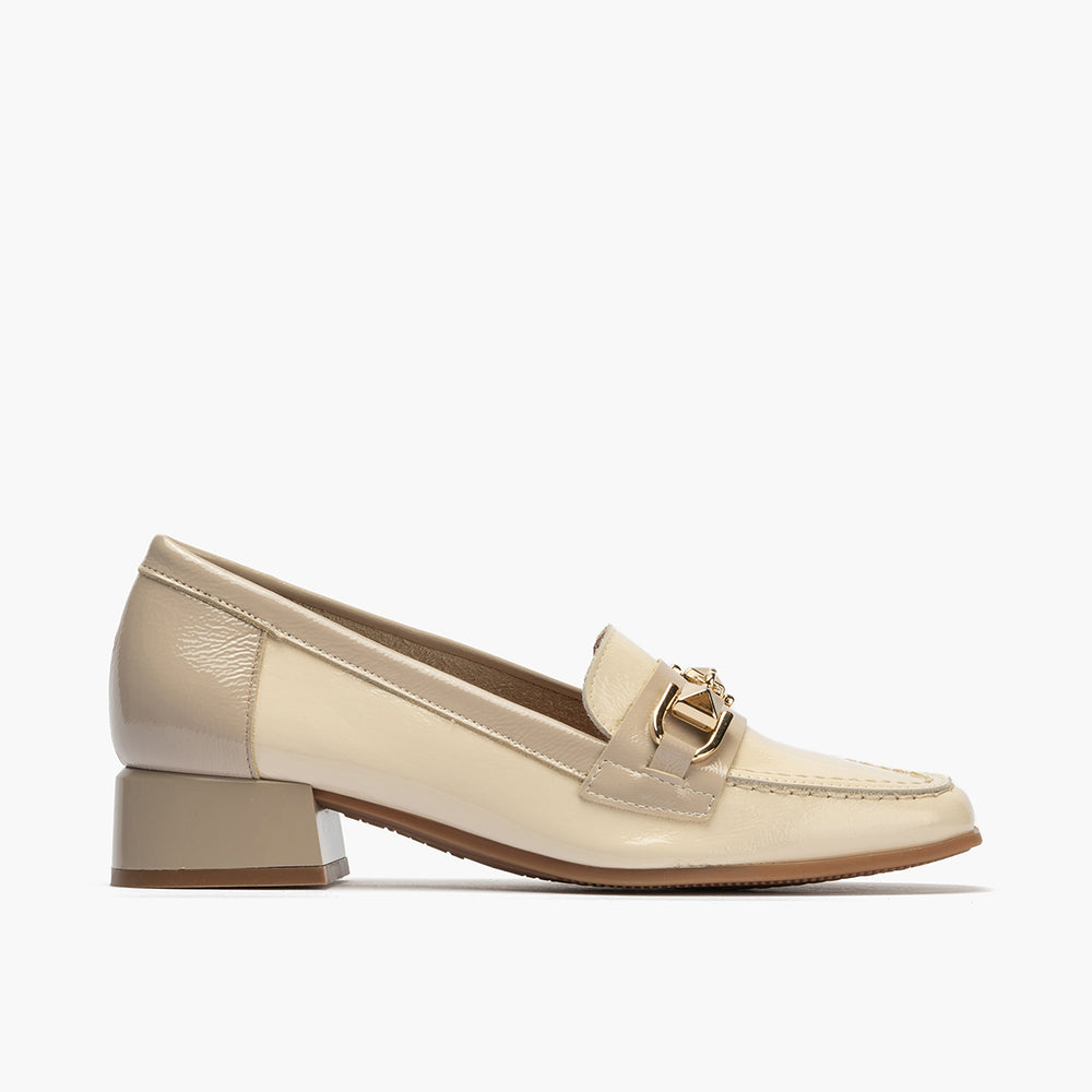 Mocasin con adorno metal mujer en piel charol BEIGE