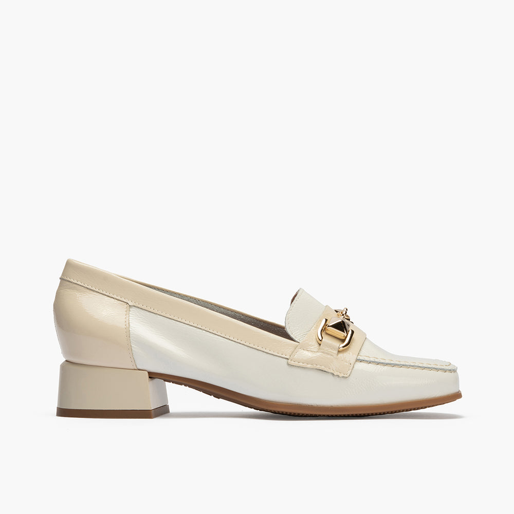 Mocasin con adorno metal mujer en piel charol BLANCO