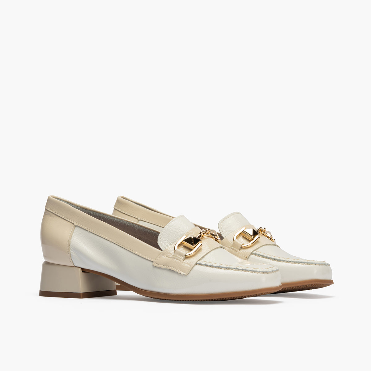 Mocasin con adorno metal mujer en piel charol BLANCO