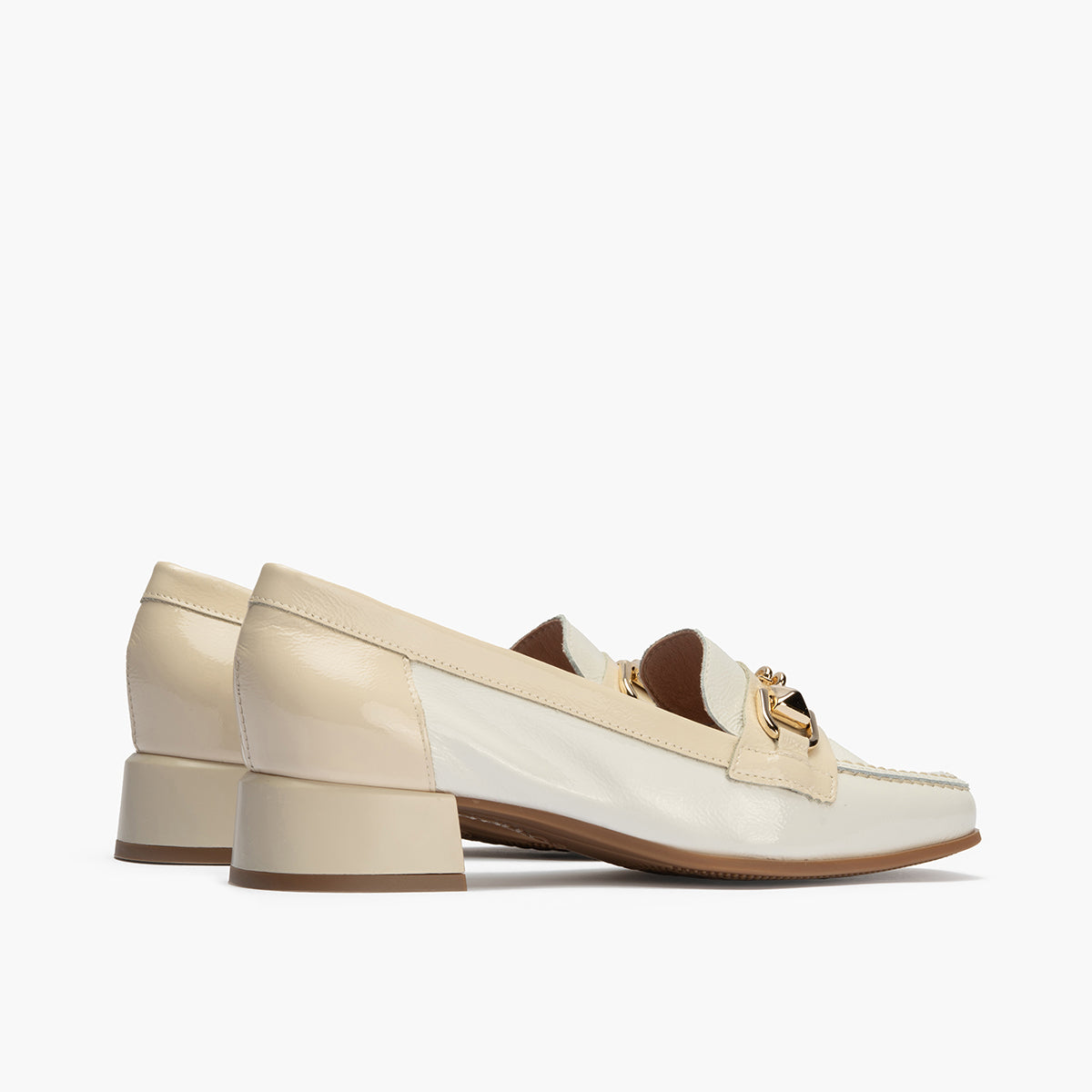 Mocasin con adorno metal mujer en piel charol BLANCO