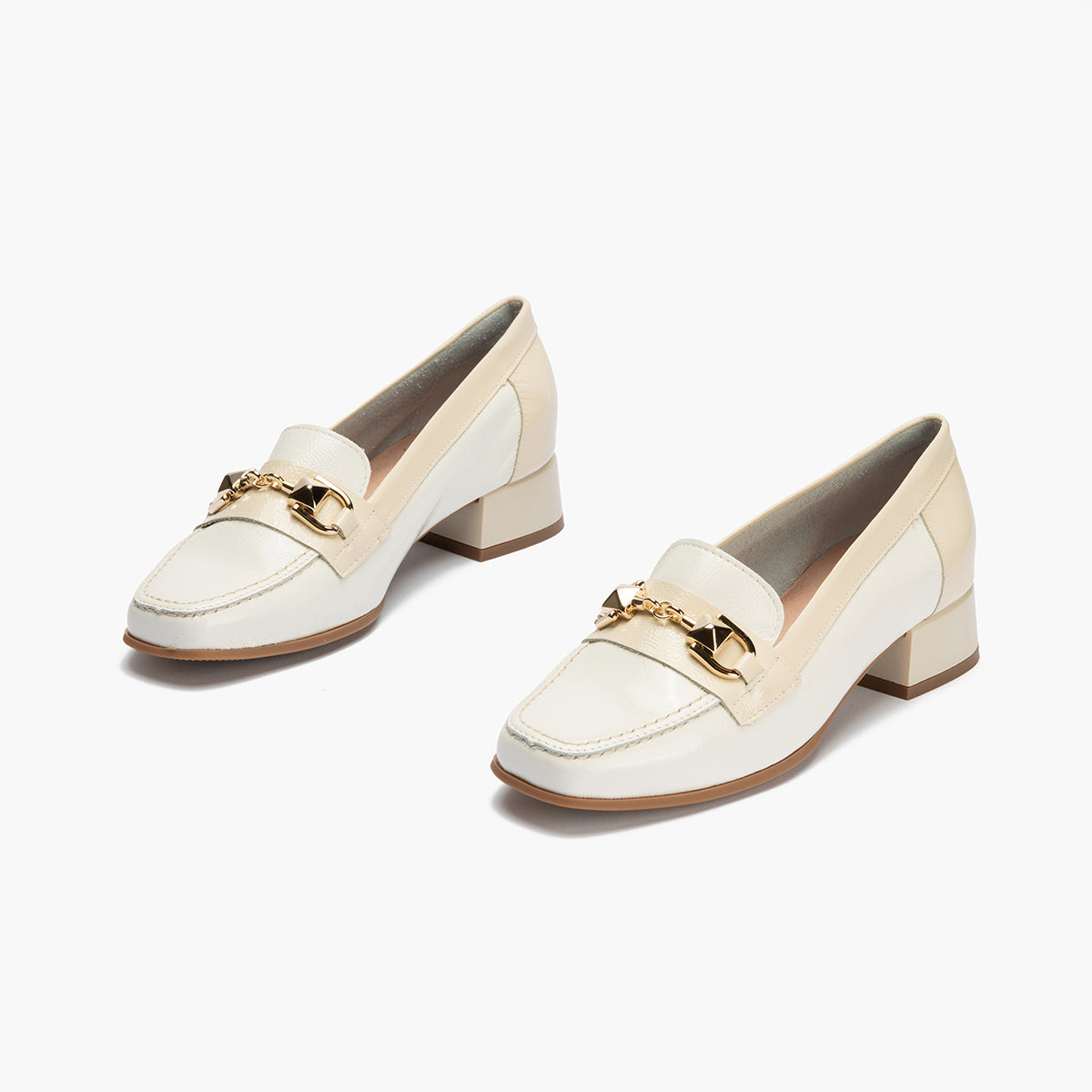 Mocasin con adorno metal mujer en piel charol BLANCO