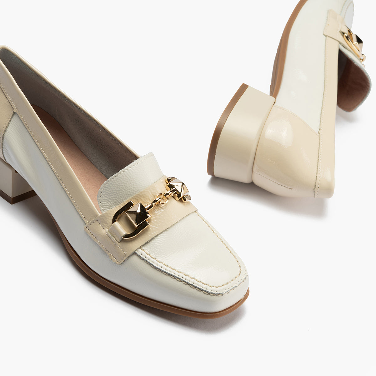 Mocasin con adorno metal mujer en piel charol BLANCO