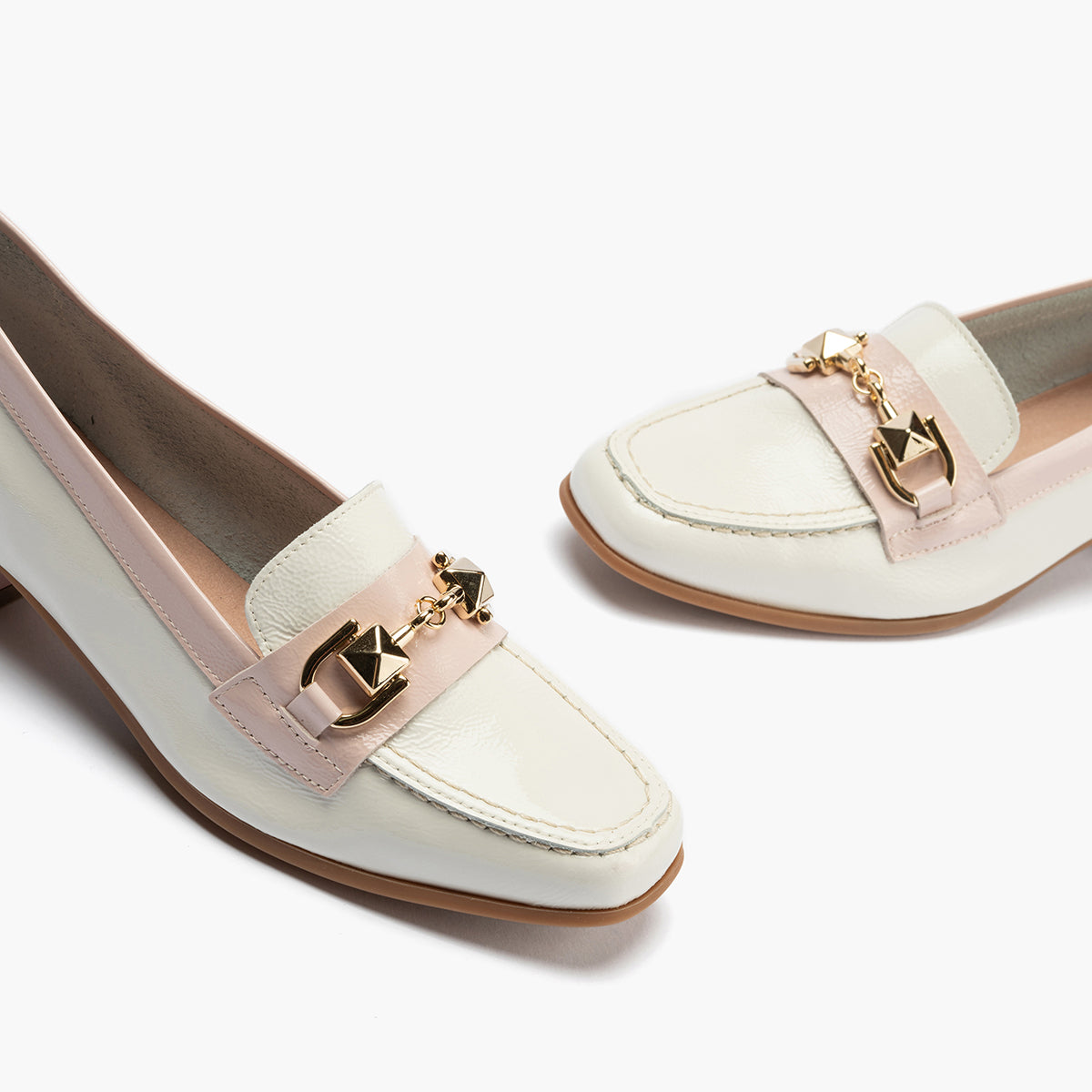 Mocasin con adorno metal mujer en piel charol ROSA