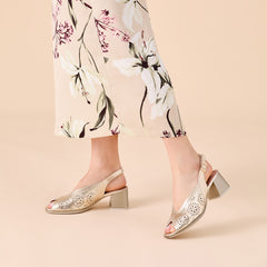 Sandalia con picados mujer con hebilla en piel laminado ORO