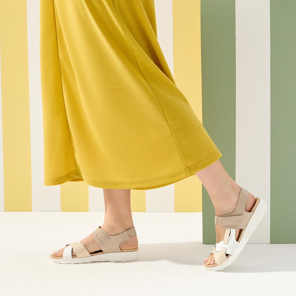 Sandalia tricolor mujer con velcro en piel charol CREMA