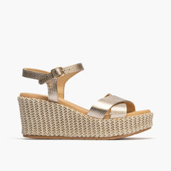 Sandalia pala alta cruzada con hebilla en piel laminado ORO