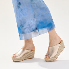 Zueco alto mujer en piel laminado ORO