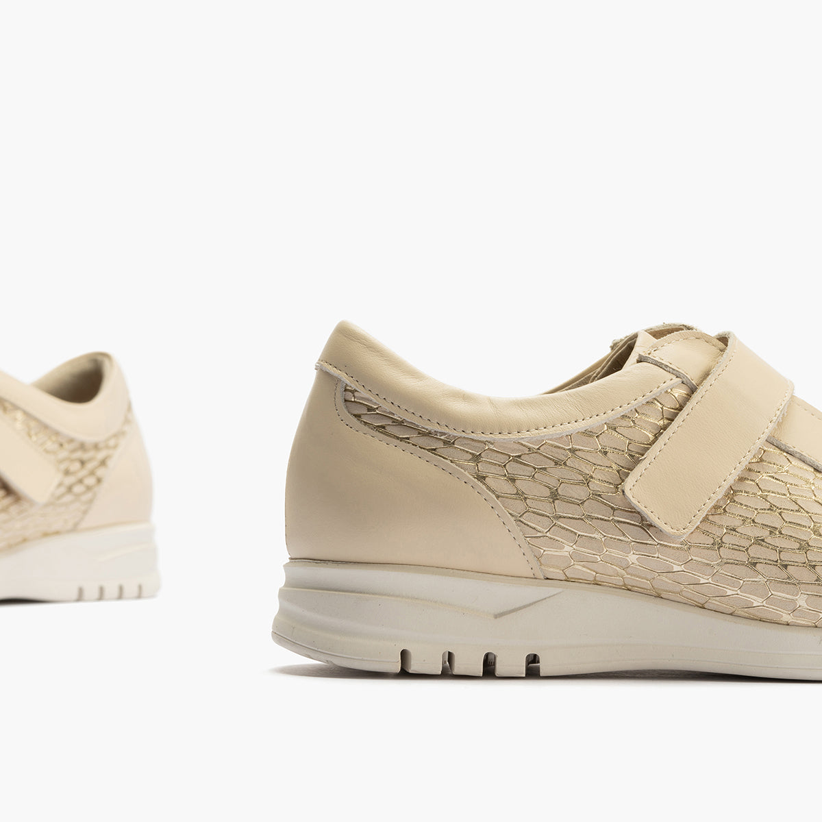 Deportivos mujer con velcro en piel combinada CREMA