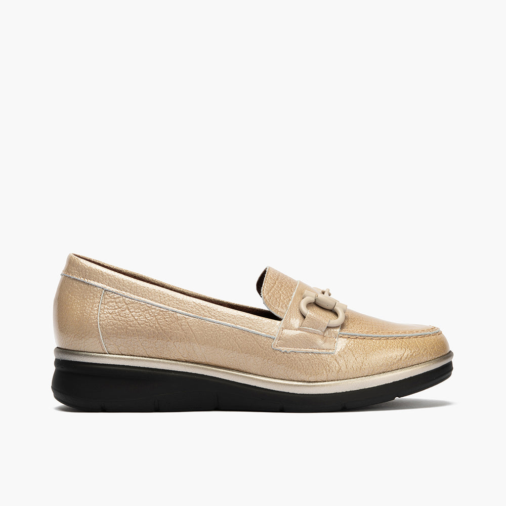 Mocasín con Adorno en charol de mujer color piedra