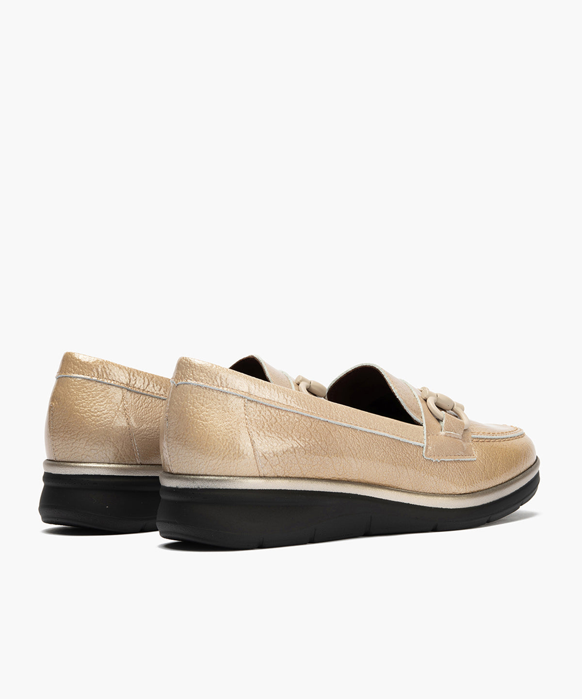 Mocasín con Adorno en charol de mujer color piedra
