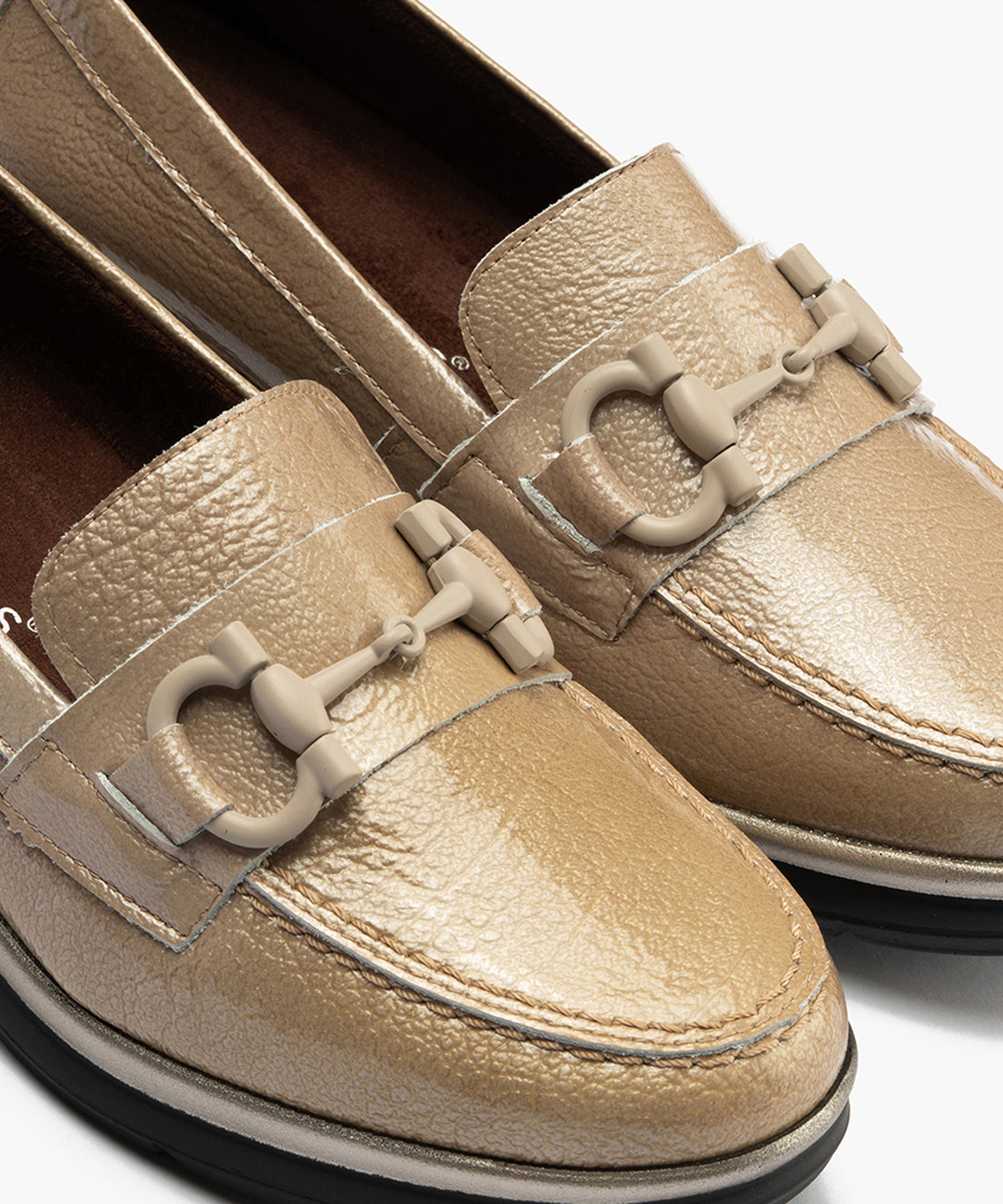 Mocasín con Adorno en charol de mujer color piedra