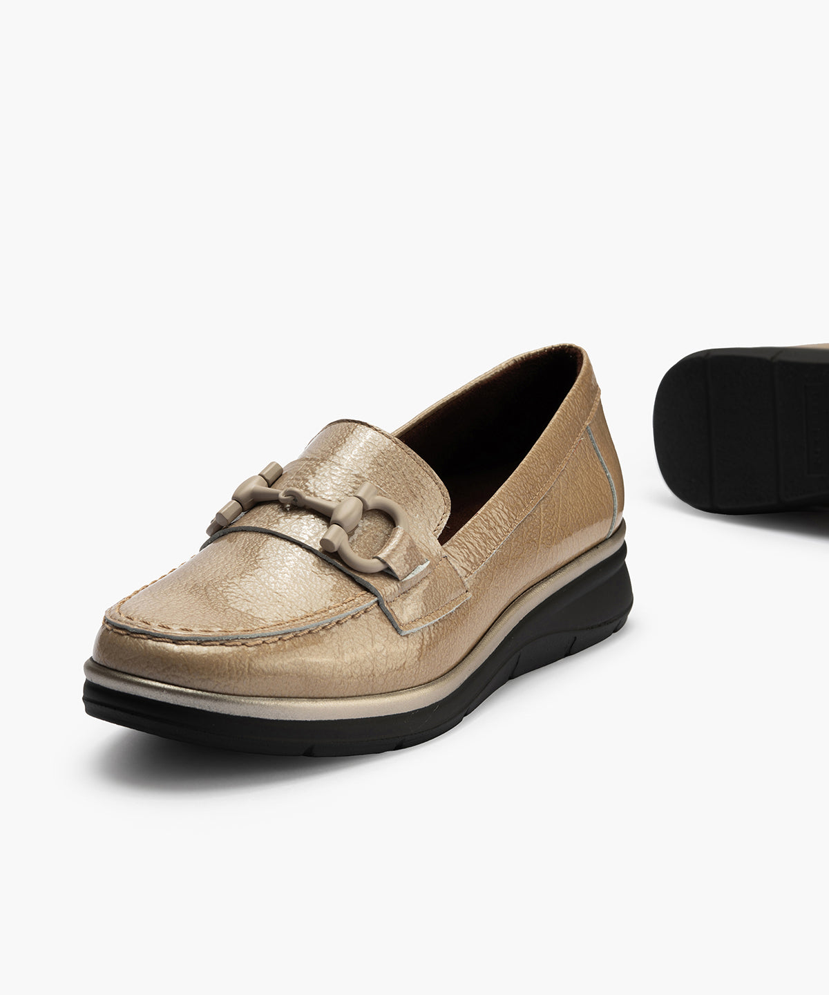 Mocasín con Adorno en charol de mujer color piedra