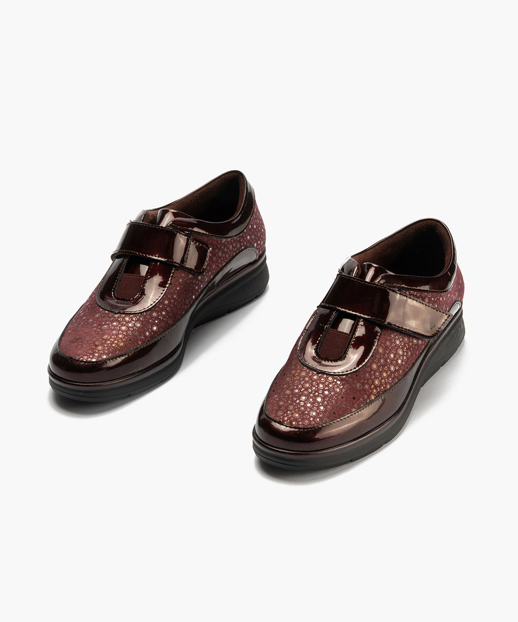 Deportivo Velcro en charol con lycra de mujer color burdeos
