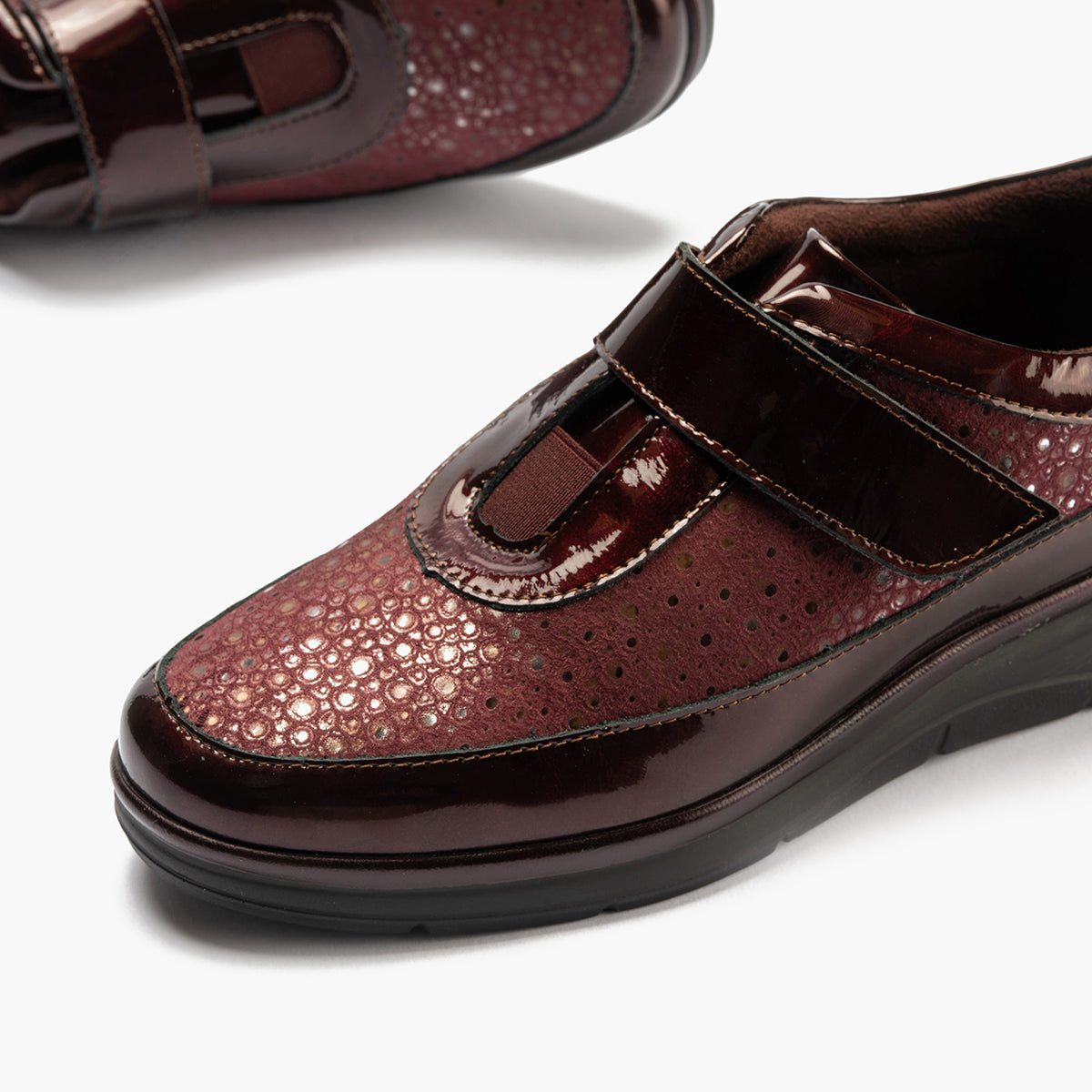 Deportivo Velcro en charol con lycra de mujer color burdeos
