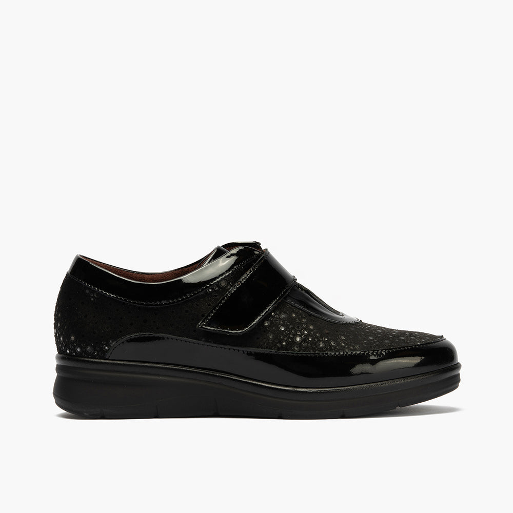 Deportivo Velcro en charol con lycra de mujer color negro