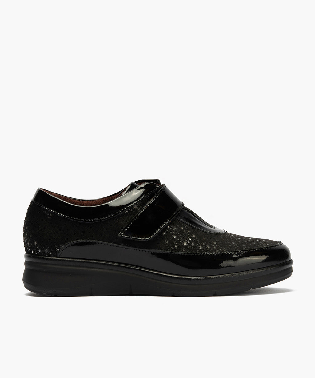 Deportivo Velcro en charol con lycra de mujer color negro