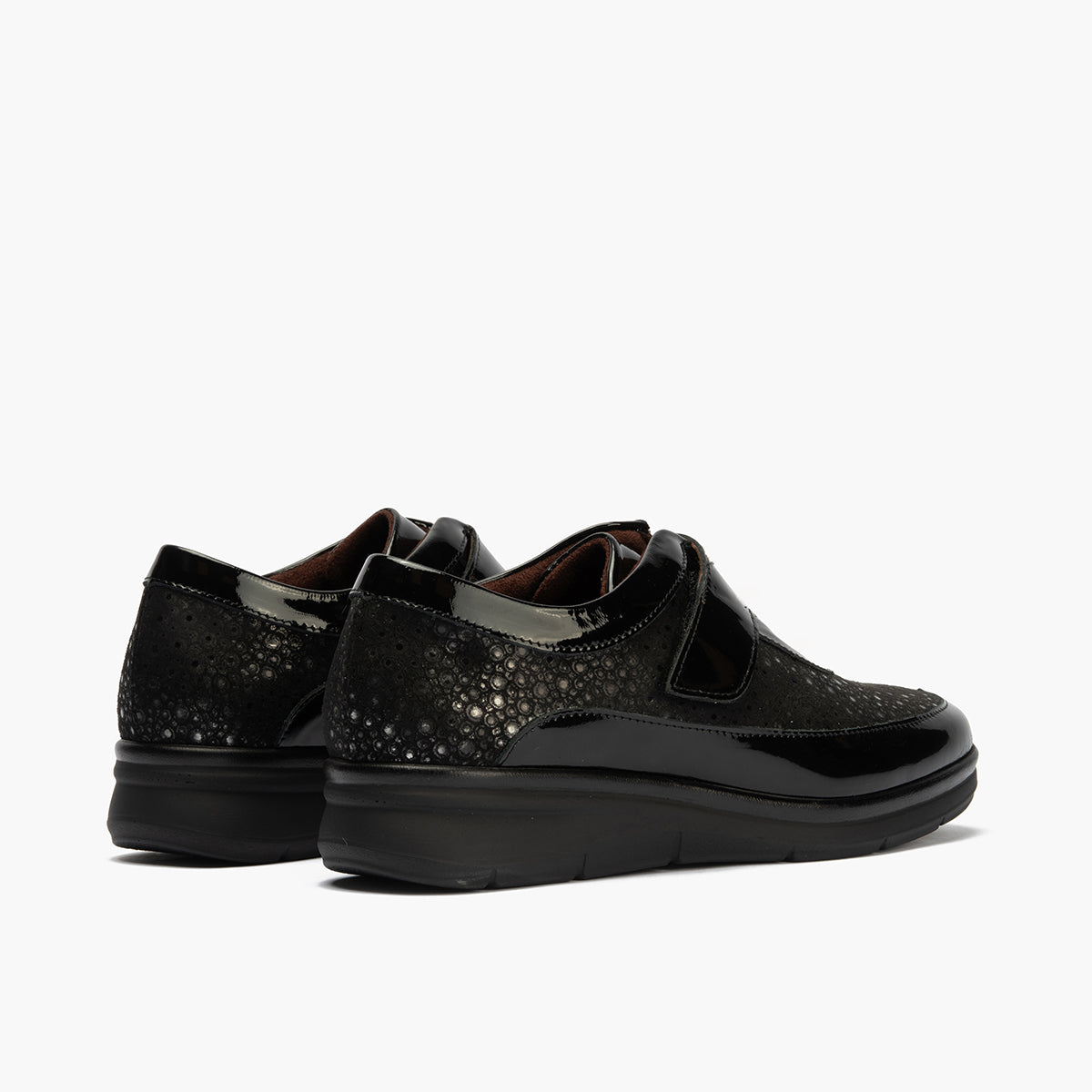 Deportivo Velcro en charol con lycra de mujer color negro