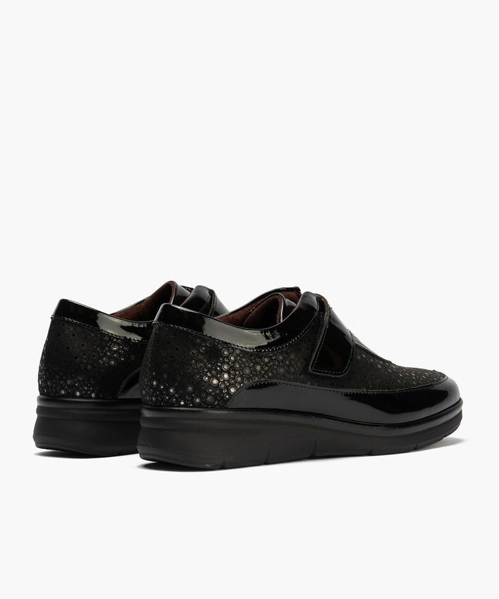 Deportivo Velcro en charol con lycra de mujer color negro