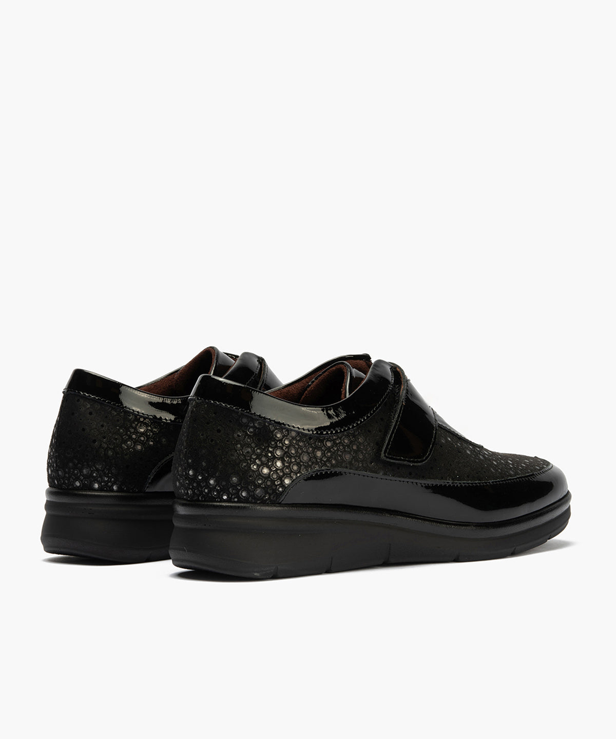 Deportivo Velcro en charol con lycra de mujer color negro