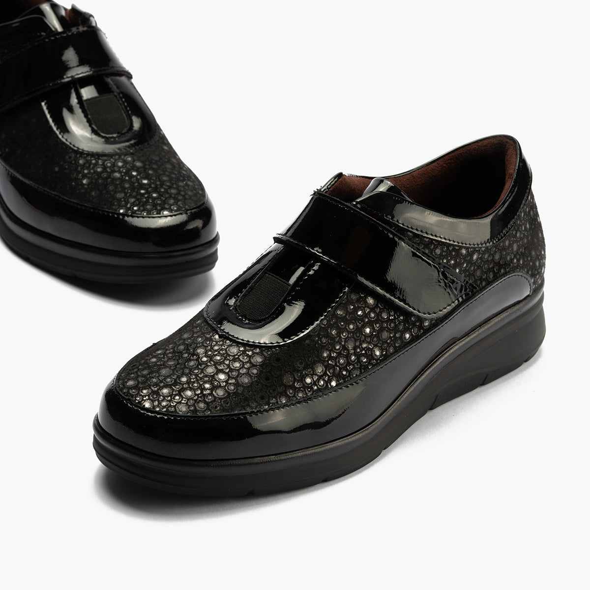 Deportivo Velcro en charol con lycra de mujer color negro