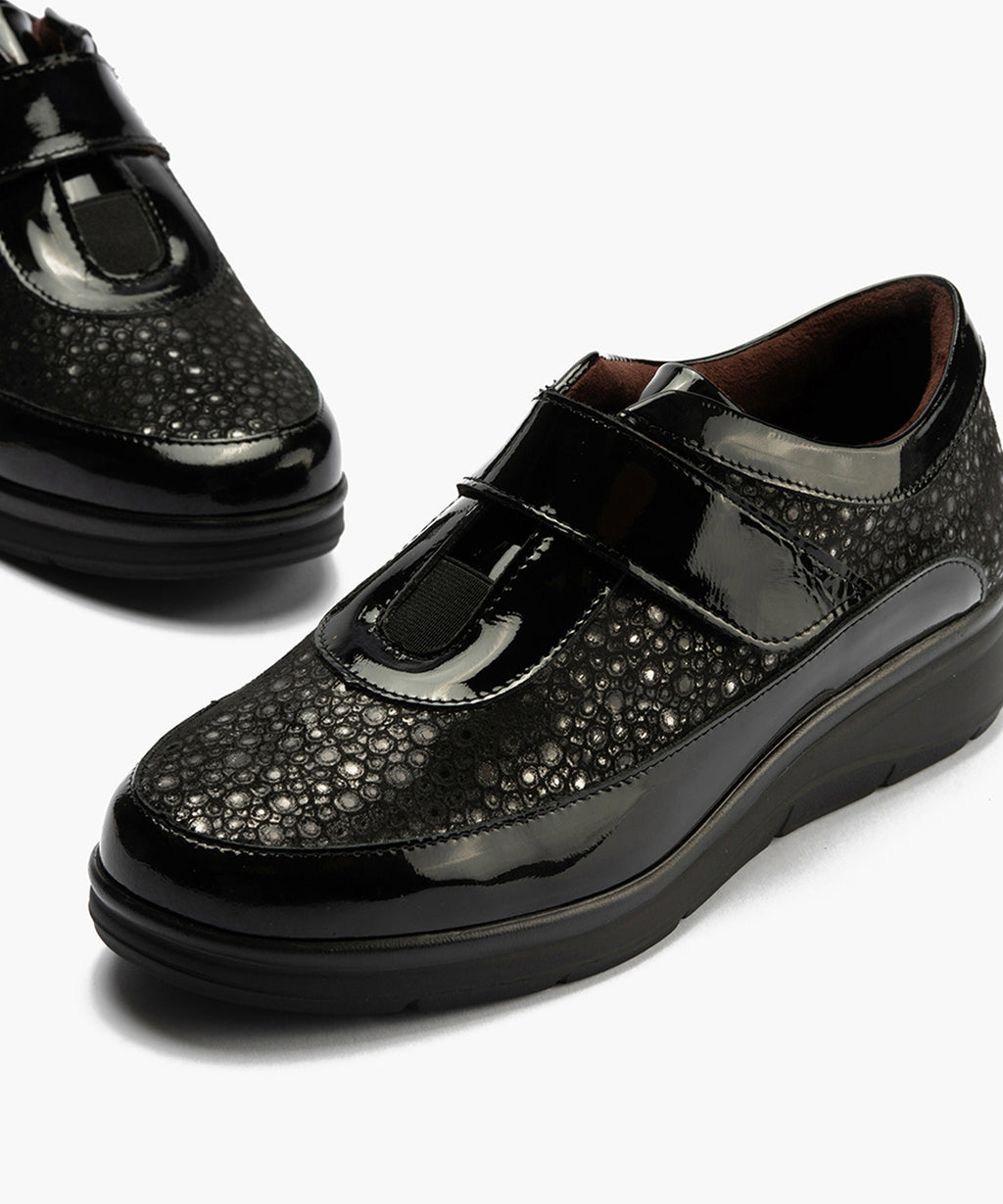 Deportivo Velcro en charol con lycra de mujer color negro